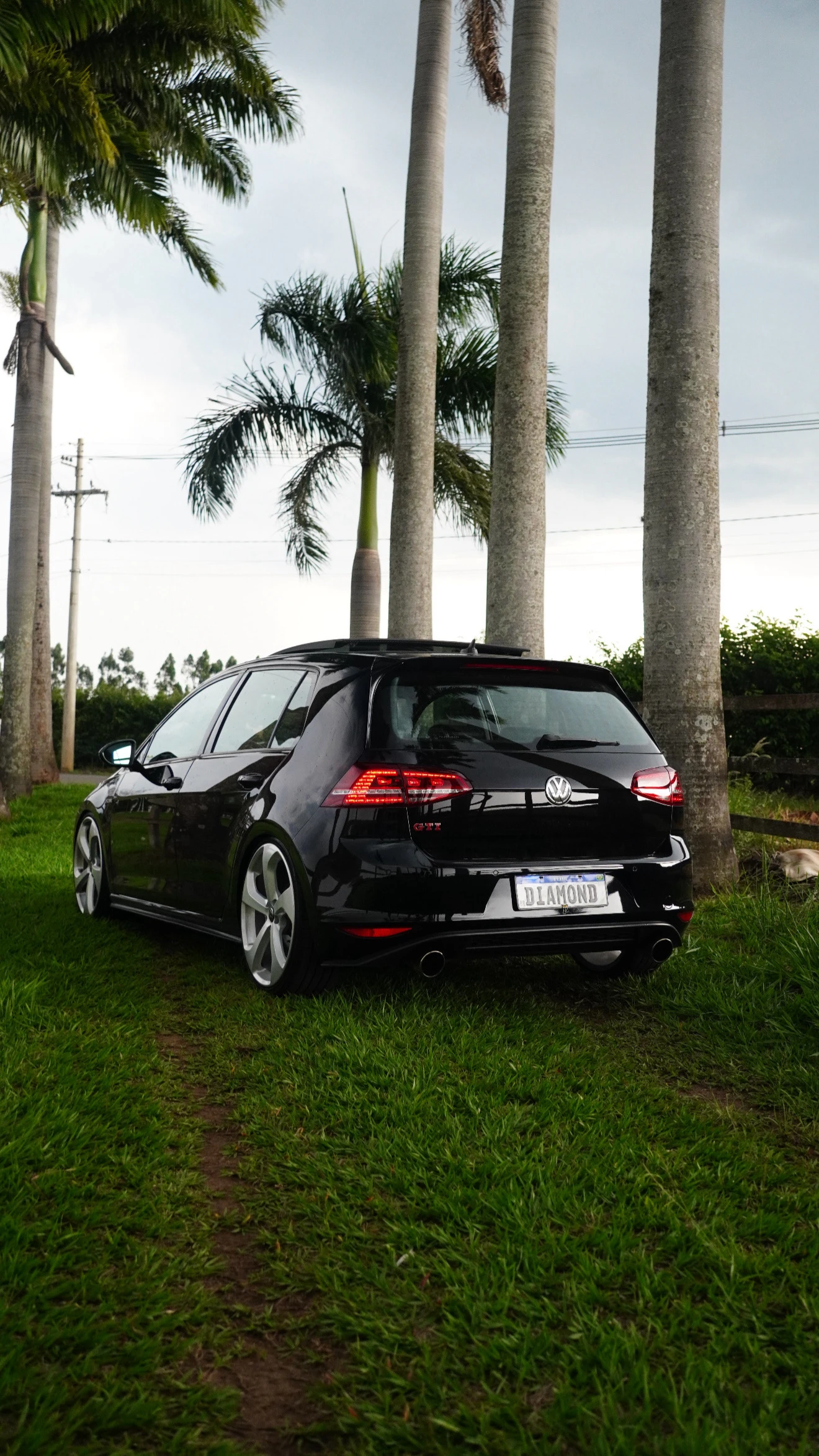 Golf GTI preto visto pela traseira, com duas saídas de escapamento