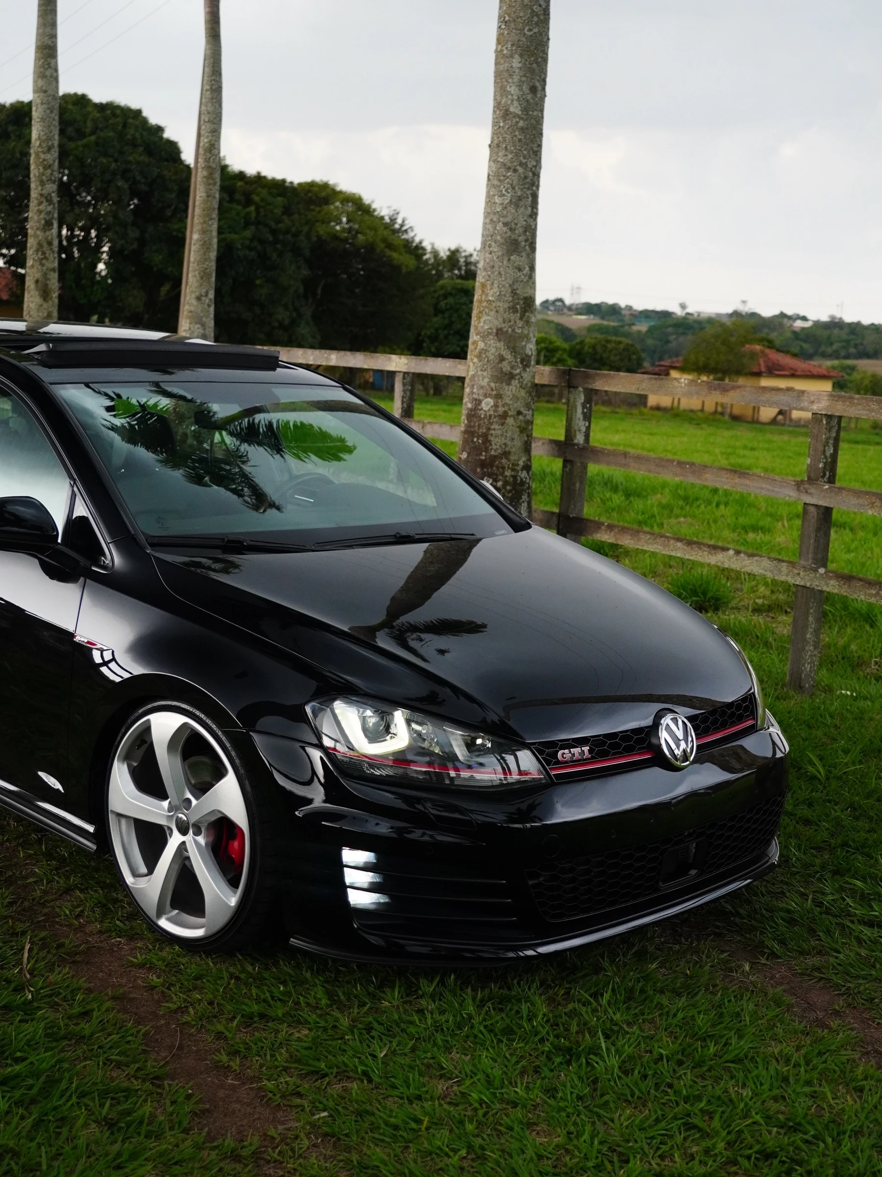 Golf GTI preto em detalhe frontal, mostrando grade, faróis e roda aro 20